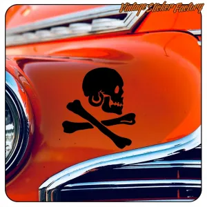 Tête de mort pirate noire appliquée sur le côté d’une voiture classique orange