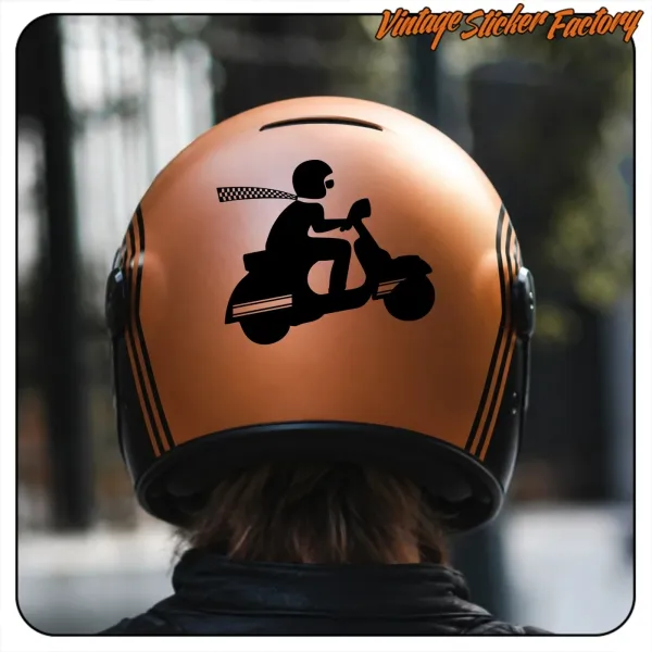 Vista trasera de un casco con pegatina de scooter