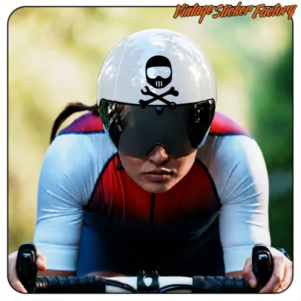 Casco de ciclismo con pegatina de calavera y huesos cruzados sobre la visera