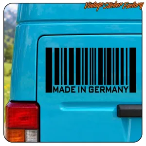 Code-barres noir avec le texte « MADE IN GERMANY » appliqué sur la porte d’une camionnette bleue