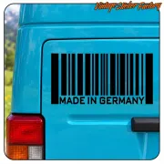 Code-barres noir avec le texte « MADE IN GERMANY » appliqué sur la porte d’une camionnette bleue