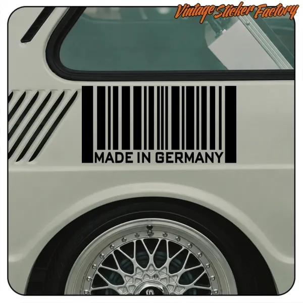 Schwarzer Barcode mit dem Text «MADE IN GERMANY» an der Seite eines weißen Fahrzeugs