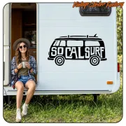 Schwarzes SOCAL SURF Vinyl an der Seite eines Wohnwagens angebracht