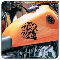 Vista del diseño Just Ride negro aplicado en el depósito naranja de una motocicleta