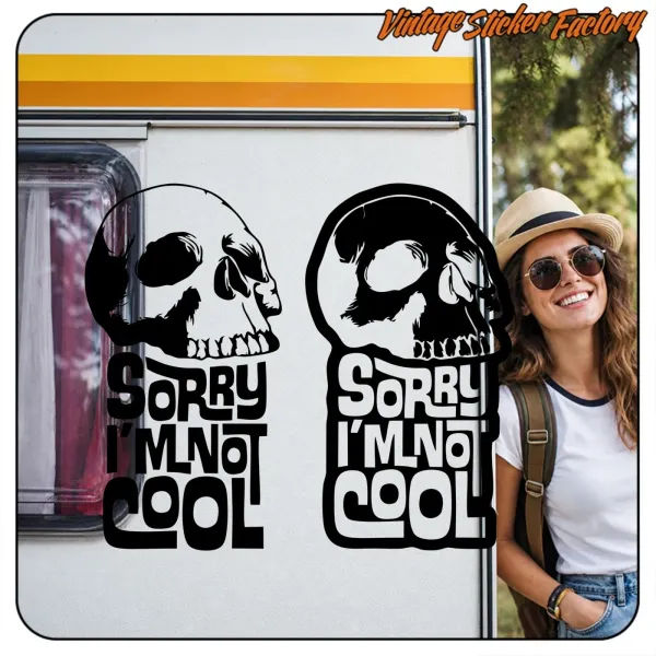 Vista de dos diseños de calavera con texto «Sorry I'm not cool» en una puerta