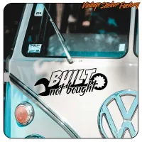 Schwarzes «BUILT not bought»-Design an der Front eines klassischen Fahrzeugs