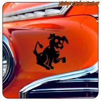 Schwarze Hundesilhouette auf der orangefarbenen Karosserie eines Oldtimers