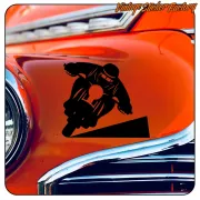 Schwarzer Motorradfahrer-Aufkleber auf der orangefarbenen Karosserie eines klassischen Fahrzeugs