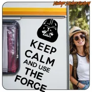 Aufkleber mit schwarzem Helm und dem Text «KEEP CALM AND USE THE FORCE» auf einem Wohnwagen angebracht