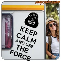 Anbringung des Aufklebers mit dem Text «KEEP CALM AND USE THE FORCE» auf einem Wohnwagen neben einer Person