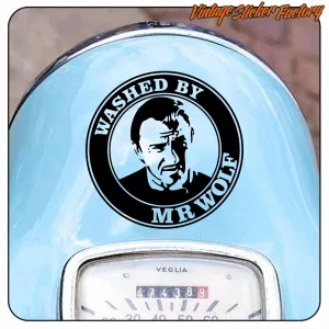 Runder Mr.-Wolf-Aufkleber auf der blauen Front eines klassischen Fahrzeugs