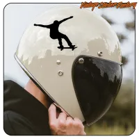 Silhouette noire de skateur appliquée sur un casque de moto à visière sombre