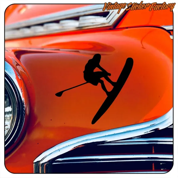Schwarze Paddle-Surf-Silhouette auf der glänzenden Karosserie eines klassischen Autos