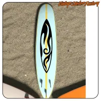 Schwarz-gelber Surfbrett-Aufkleber auf einem hellen Brett