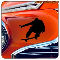 Schwarze Skater-Silhouette an der Seite eines orangefarbenen klassischen Autos