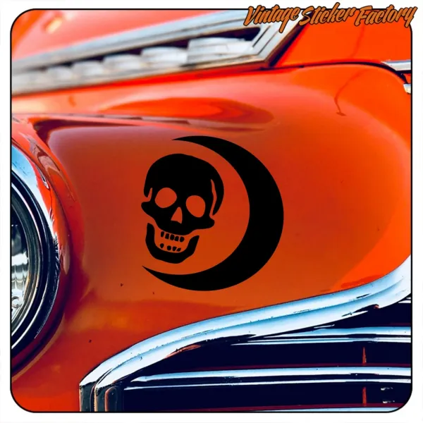 Pegatina Minas Morgul negra aplicada sobre la carrocería naranja de un automóvil clásico