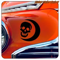 Schwarzer Minas-Morgul-Aufkleber auf der orangefarbenen Karosserie eines klassischen Autos