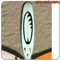 Diseño de tabla de surf negro aplicado longitudinalmente sobre una tabla de surf azul