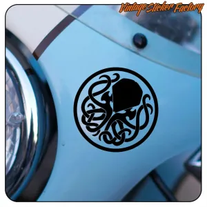 Diseño circular KTULU aplicado en la carrocería azul de un vehículo