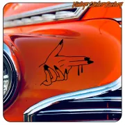 Design BANG noir appliqué sur la carrosserie orange d’une voiture classique
