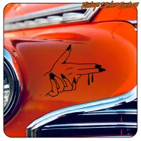 Schwarzes BANG-Design auf der orangefarbenen Karosserie eines klassischen Autos