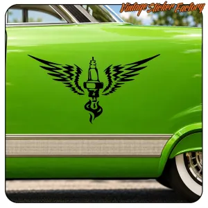 Bougie d’allumage noire avec ailes appliquée sur le côté d’une voiture verte