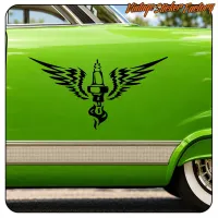 Detalle del adhesivo de bujía con alas colocado en la puerta de un coche verde