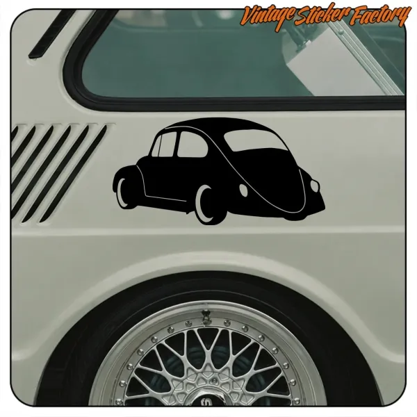 Seitendetail eines klassischen Fahrzeugs mit aufgebrachter schwarzer Käfer-Silhouette
