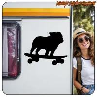 Silhouette noire d’un carlin sur un skateboard sur le côté d’une caravane, vue alternative