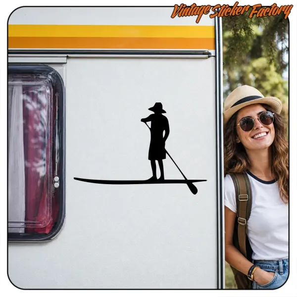Application de l’autocollant représentant une silhouette de paddle sur le côté blanc d’un camping-car