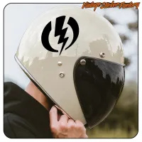 Schwarzes Blitzdesign zwischen zwei geschwungenen Formen auf der Oberseite eines weißen Helms