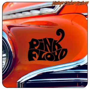 Typografisches Pink-Floyd-Design auf der orangefarbenen Karosserie eines klassischen Fahrzeugs