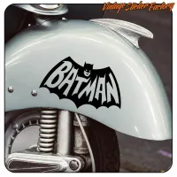 Detalle de la pegatina BATMAN sobre el guardabarros de una moto