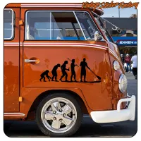 Schwarzer Aufkleber mit menschlicher Evolution und Stand-up-Paddling an einem klassischen orangefarbenen Transporter