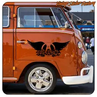Autocollant Aerosmith noir posé sur le côté d’un camping-car orange