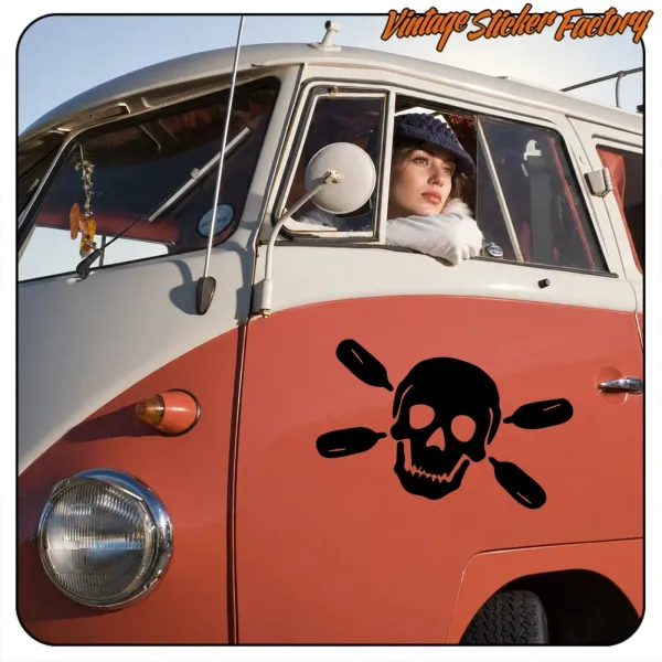Detalle de la pegatina de calavera y remos aplicada en la puerta de una furgoneta vintage