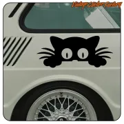 Schwarzer Katzenaufkleber an der Seite eines weißen Fahrzeugs