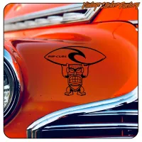 Diseño RIP CURL TIKI aplicado sobre la carrocería naranja de un automóvil clásico