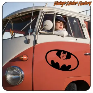 Batman-Satan-Aufkleber an der Seite eines klassischen zweifarbigen Lieferwagens