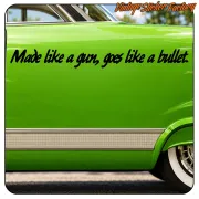 Frase «Made like a gun, goes like a bullet» aplicada en el lateral de un coche verde