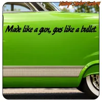 Adhésif avec la phrase «Made like a gun, goes like a bullet» sur une voiture classique verte