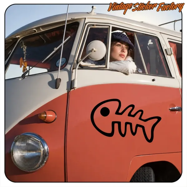 Détail de l’adhésif de poisson épineux posé sur une camionnette vintage