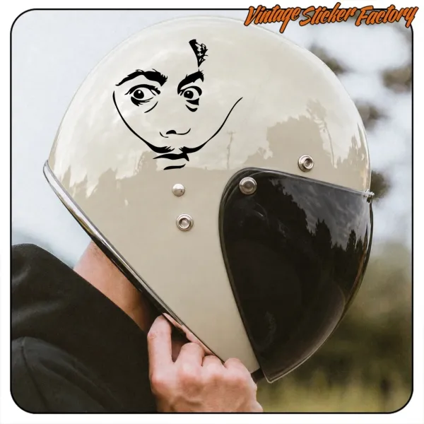 Motorradhelm mit schwarzem Gesichtsmotiv auf der Vorderseite