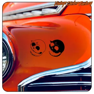 Deux designs de chat aux traits de crâne appliqués sur la carrosserie d’une voiture classique