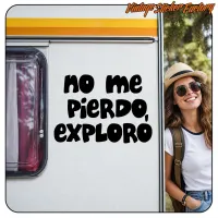 Texte « NO ME PIERDO, EXPLORO » visible sur le côté d’un camping-car à côté d’une voyageuse