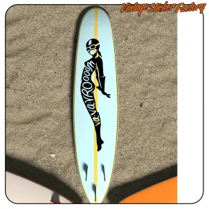 Schwarzes VA-VROOM-Design auf einem hellen Surfbrett