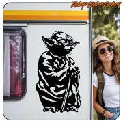 Pegatina negra de Yoda aplicada en el lateral de una caravana