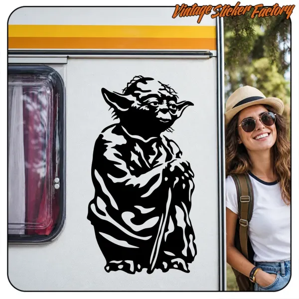 Vinyle de Yoda sur une caravane, avec une personne comme référence d’échelle