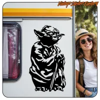 Yoda-Vinyl auf einem Wohnwagen mit einer Person als Größenvergleich