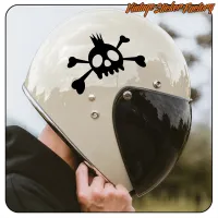 Schwarzer Punk-Schädelaufkleber auf einem weißen Helm mit dunklem Visier